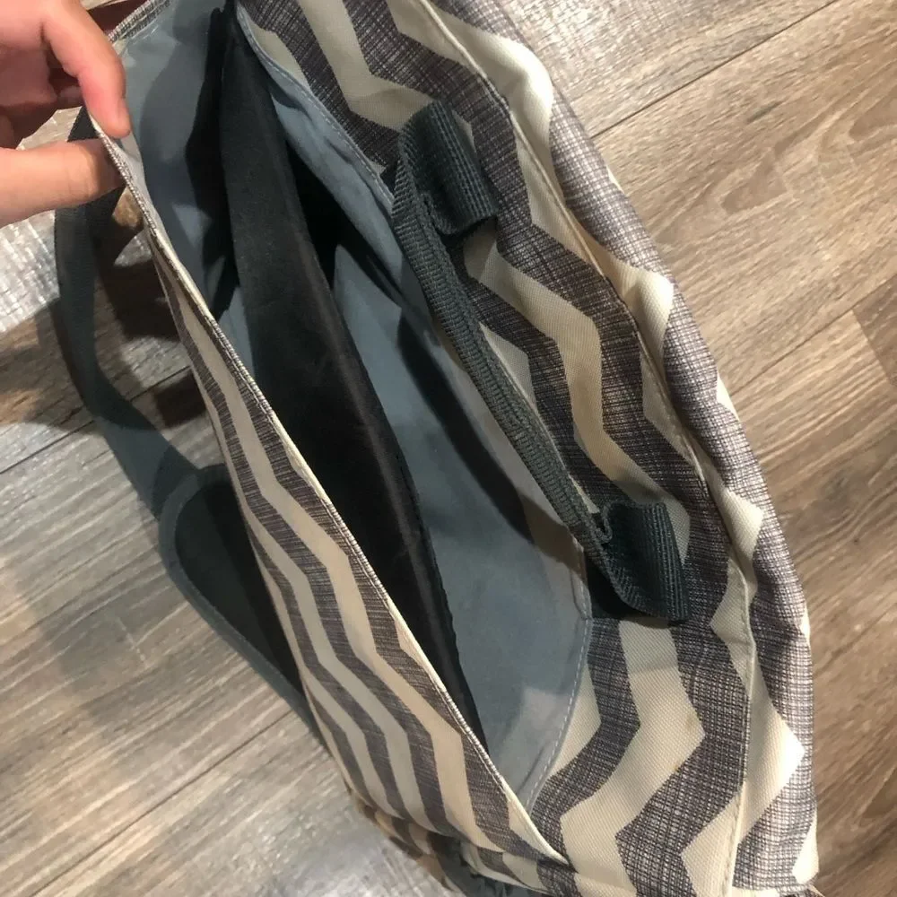 Baby Bag Skip Hop Chevron Patterned in Gray and White